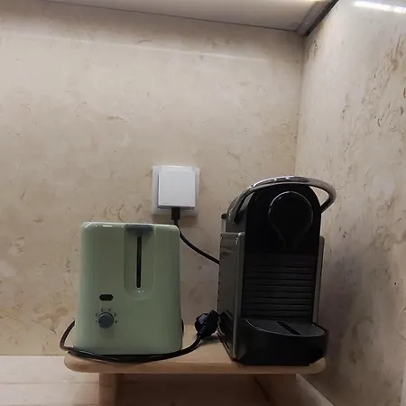 Quarto Grande Com Varanda, Wc Partilhado * Lisboa