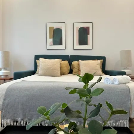 Quarto Grande Com Varanda, Wc Partilhado *